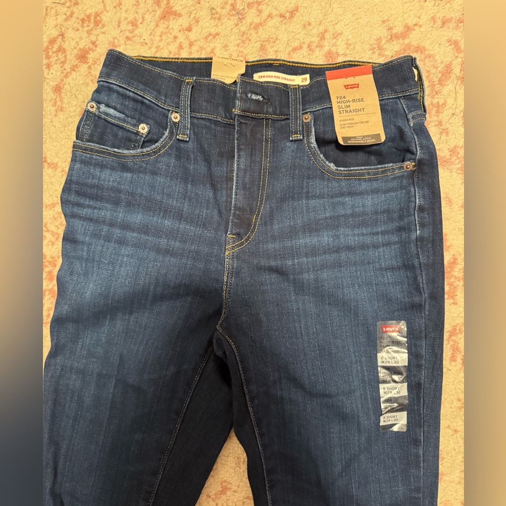 Women's Levi's 724 Straight Leg Skinny Jean. Size 29 short.